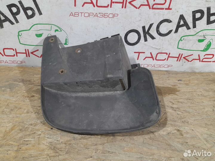 Брызговик передний правый Mitsubishi L200 Pajero