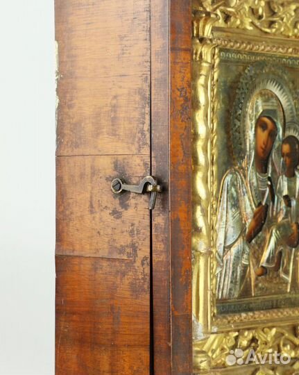 Тихвинская икона Божией Матери в киоте