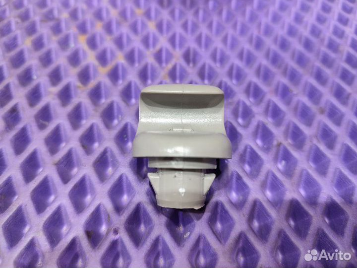 Кронштейн козырька солнцезащитного передний левый