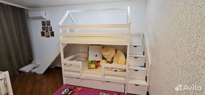 Двухъярусная кровать домик