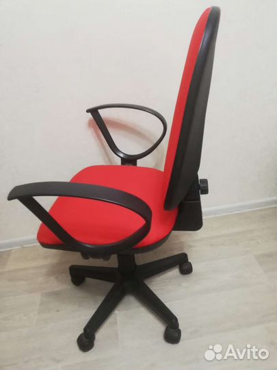 Компьютерное кресло в интерьер