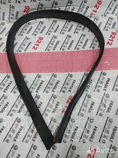 Уплотнитель капота Mercedes-Benz E-Class W212