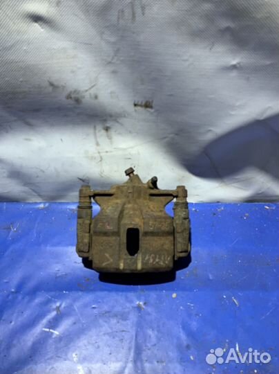 Суппорт передний левый toyota carina e