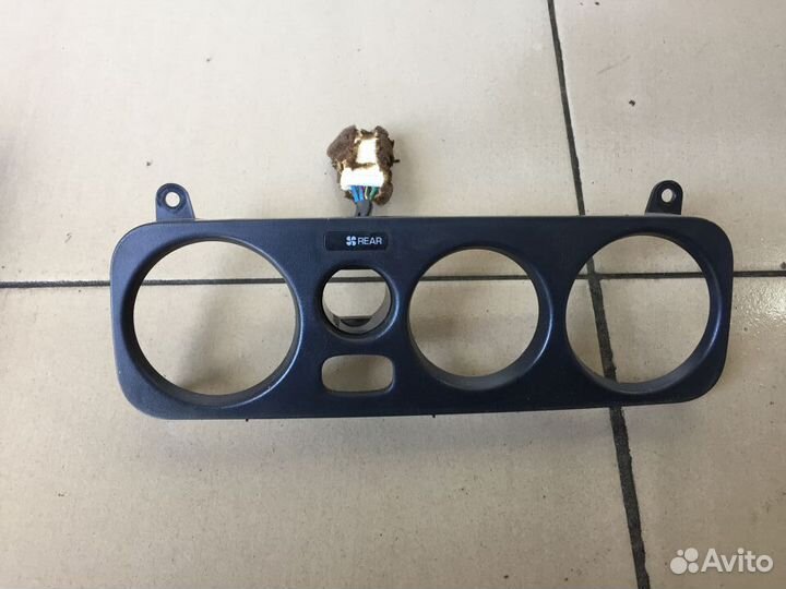 Декоративная накладка Mitsubishi Montero Sport 1