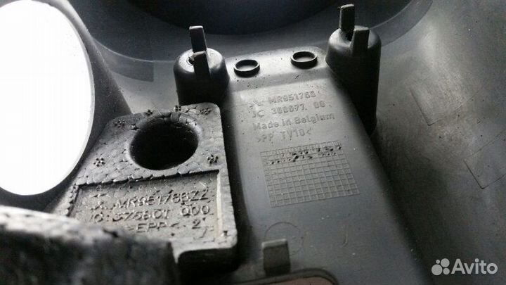 Кожух рулевой колонки Mitsubishi Colt Z34A 4A90