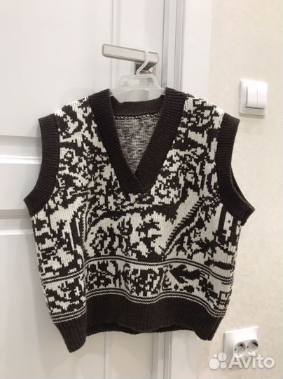 Жилет вязаный
