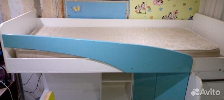 Детская кровать чердак со столом и шкафом