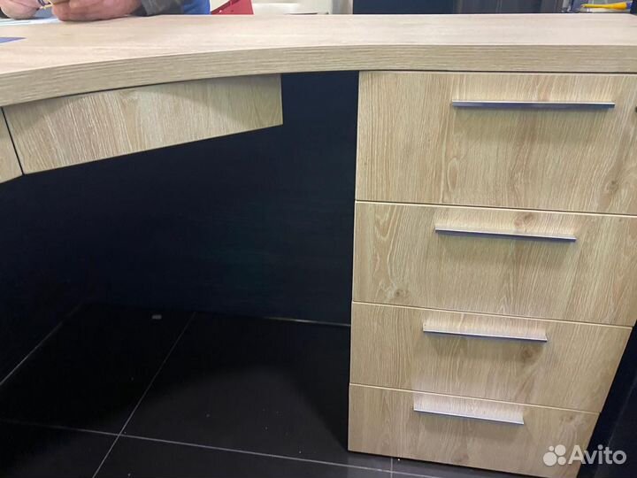 Письменный стол