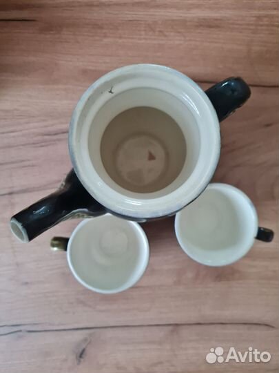 Кофейник и 2 кофейные чашки