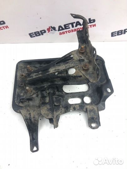 Крепление аккумулятора Toyota Corolla E150 седан