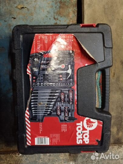 Набор инструментов для авто в чемодане