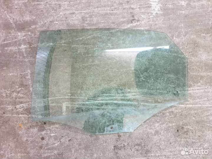 Стекло задней левой двери Volkswagen Polo 5