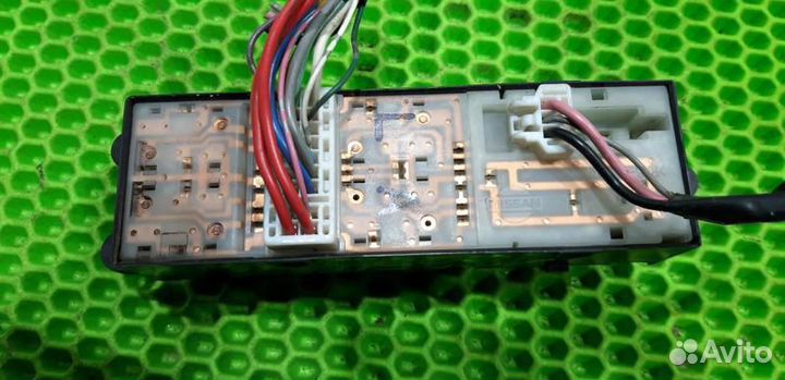 Блок управления стеклоподъемниками Nissan Tiida C1