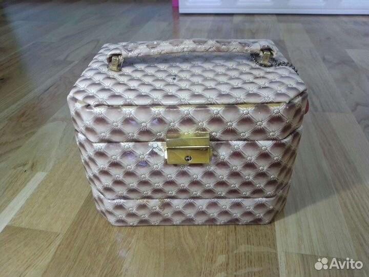 Шкатулка для украшений и косметики