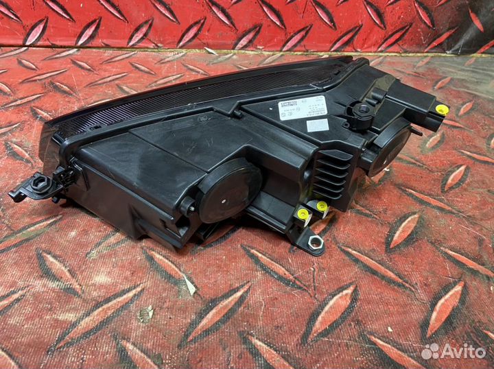 Фара правая галоген Skoda Karoq новая