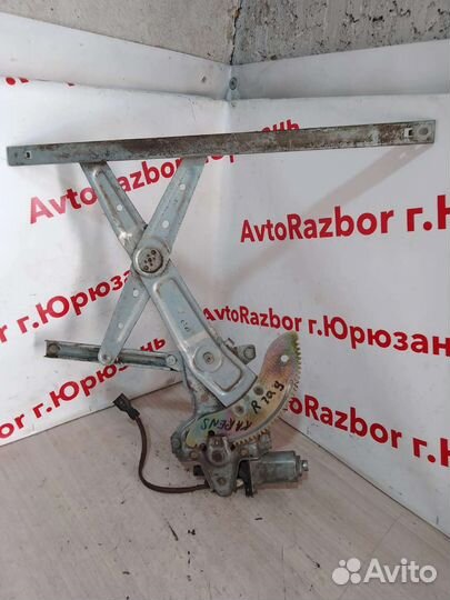 Стеклоподъемник правый Kia Carens 02-06г.в