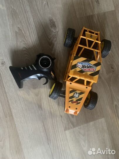 Машинка 1:16 на управлении 17099 Hot wheels