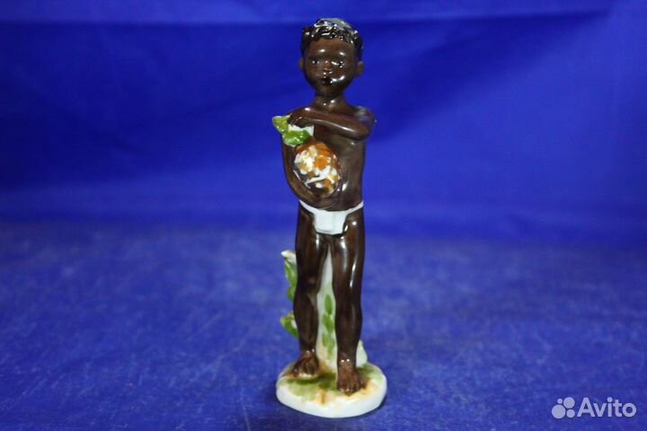 Фарфор статуэтка лфз Негритенок с ананасом мальчик
