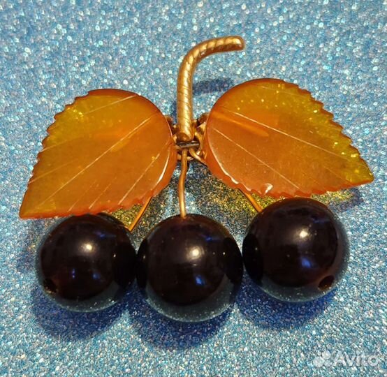 Винтажная брошь. Янтарь. Ягоды