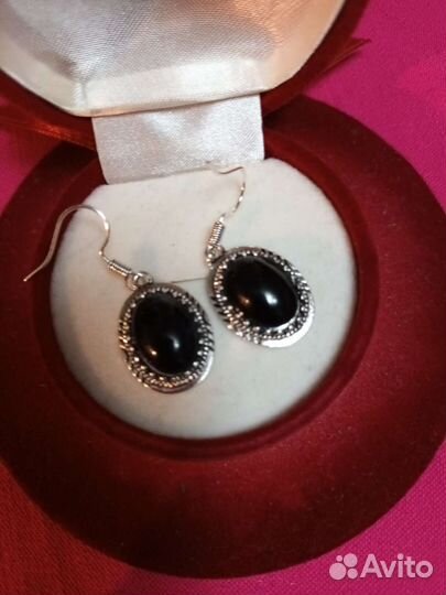 Серьги с черным камнем