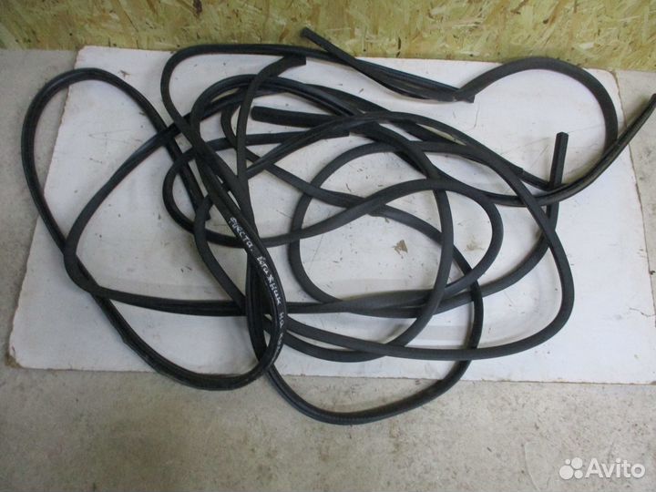 Уплотнительная резинка дверей Форд Фиеста мк5 2008