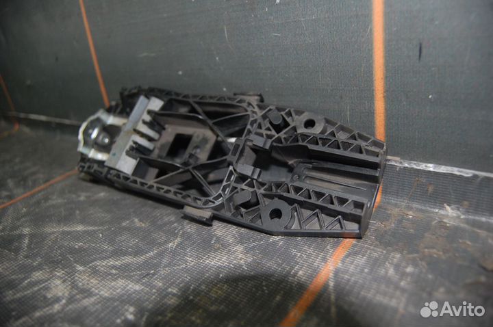 Кронштейн ручки двери передней левой-Skoda Rapid