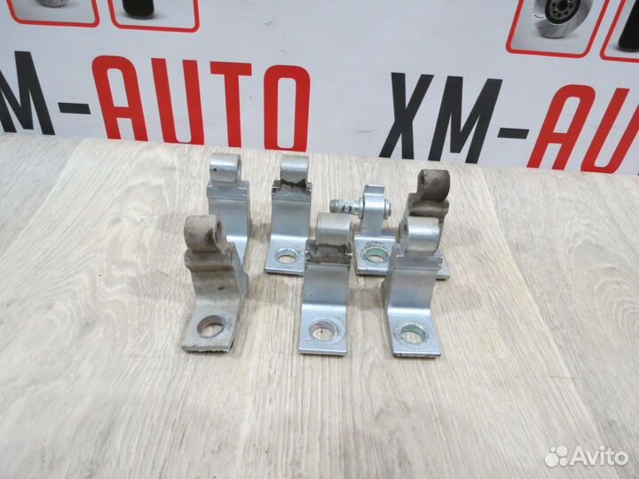 Петля двери Skoda Octavia A7