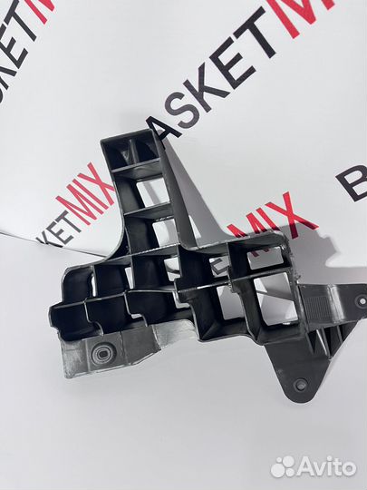 Направляющая заднего бампера левая