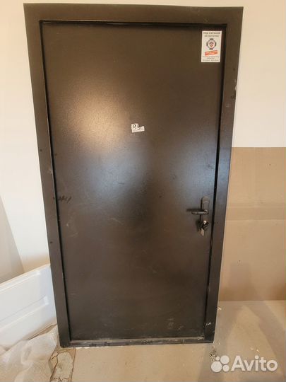 Продам входную дверь бу(от застройщика)