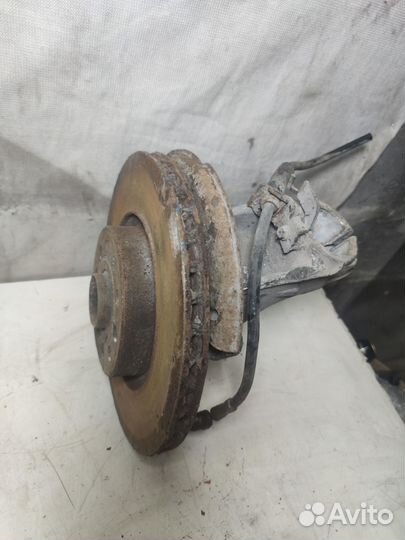 Поворотный кулак правый Volkswagen Passat B6