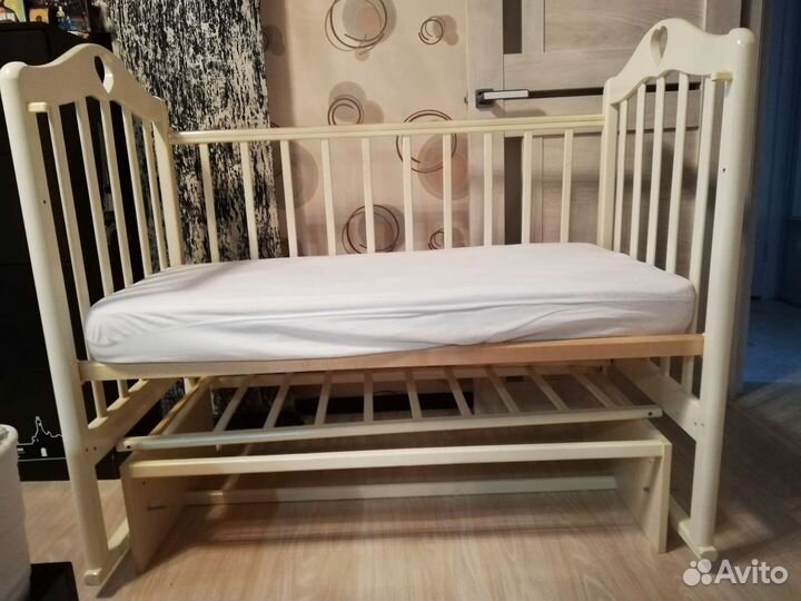 Детская кроватка с маятником