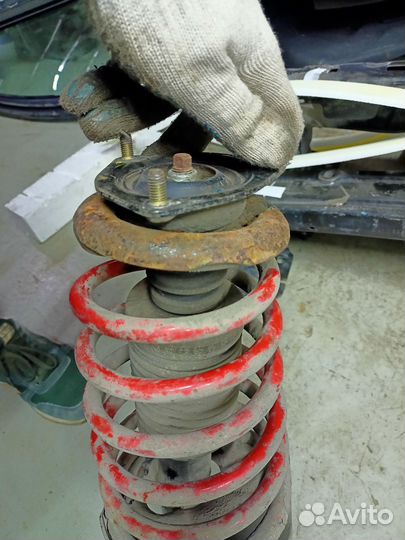 Стойка амортизатора nissan almera 00 г правая