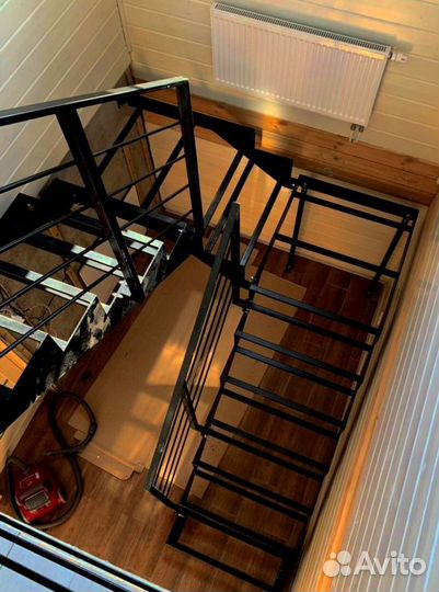Лестница с забежными ступенями под ключ