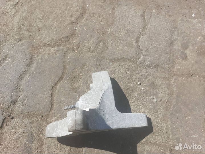 Кронштейн двигателя задний правый Volvo FH 2014