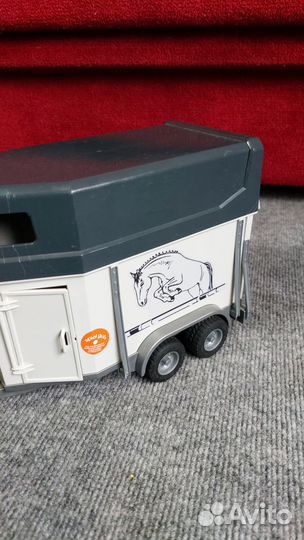 Bruder внедорожник и прицеп-коневозка