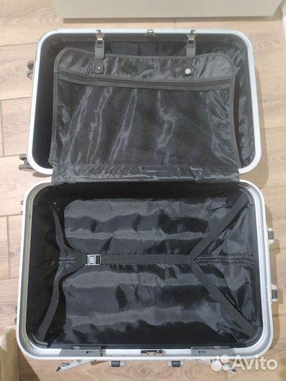 Чемодан на колесах с ручкой большой