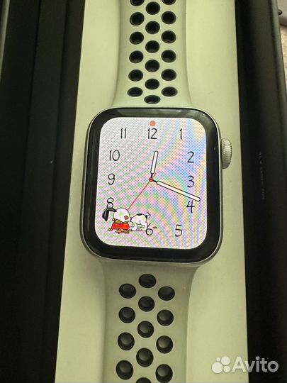 Часы apple watch se 40 mm nike