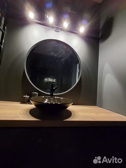 Круглое зеркало в металической оправе