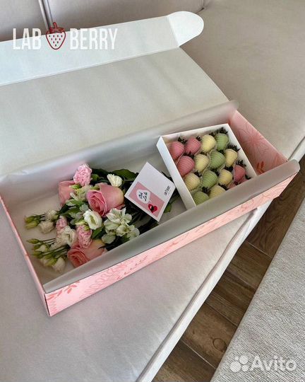 Клубника в шоколаде с букетом цветов