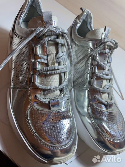 Кроссовки женские