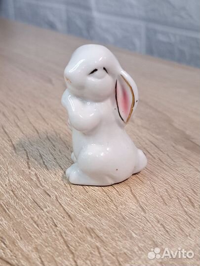 Фигурка из фарфора