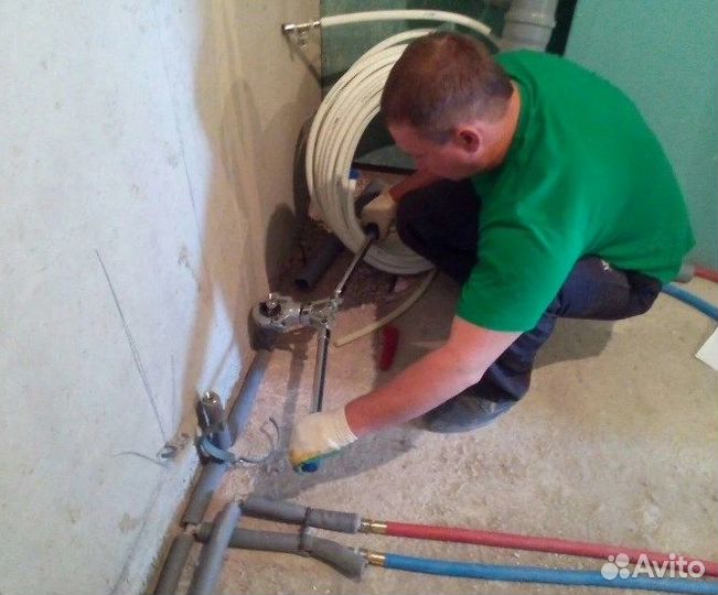 Сантехник. Устанение течи водопровода