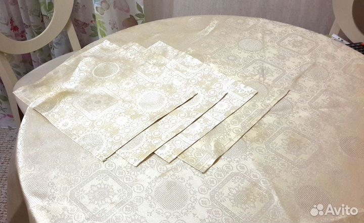 Скатерть золотистая с люрексом + 4 салфетки