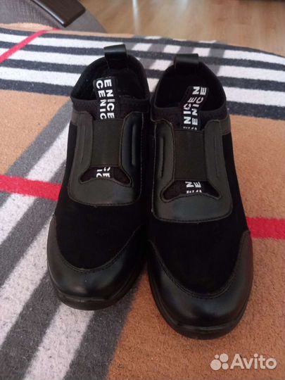 Кроссовки женские