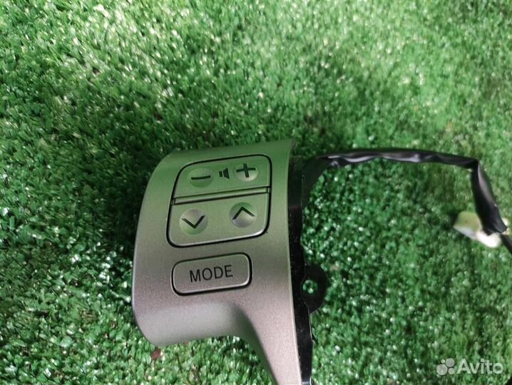 Кнопки мультимедиа на руль Toyota Auris E150 2009