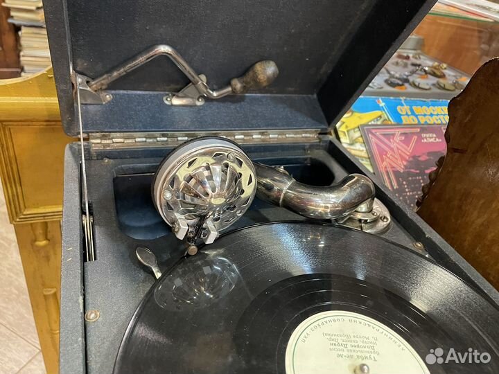 Патефон и 17 пластинок