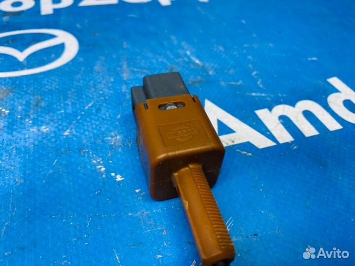 Выключатель стоп сигнал Nissan Qashqai J10 2.0