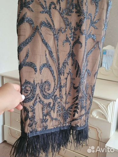 Платье с перьями