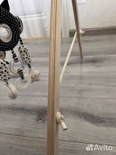 Стойка монтессори с игрушками