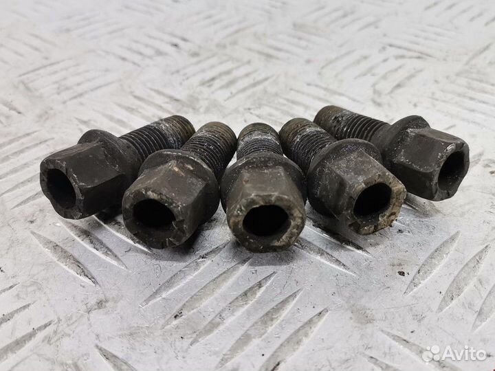 Болт Volkswagen Golf 3 2000 701601139B